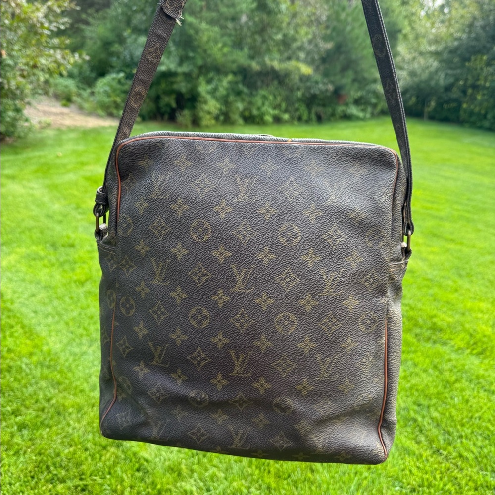 Authentic Louis Vuitton Saumur 36 Monogram Messenger Bag - Picture 5 of 10